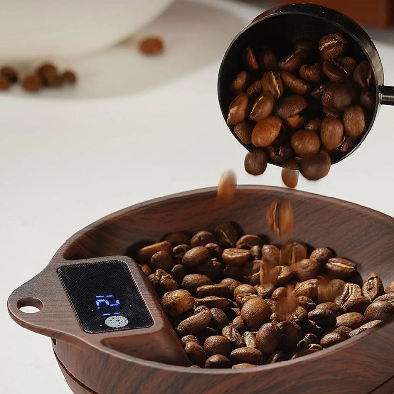 AliKisscafe Digital Coffee Scale – Wood Effect, 0.1 g – in use