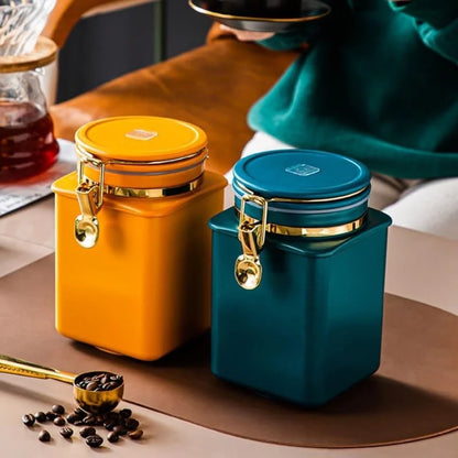 Airtight dry food canister with sealing lid