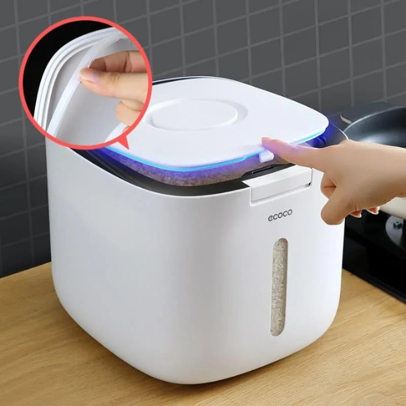 Automatic-lid dry food storage container – view 3
