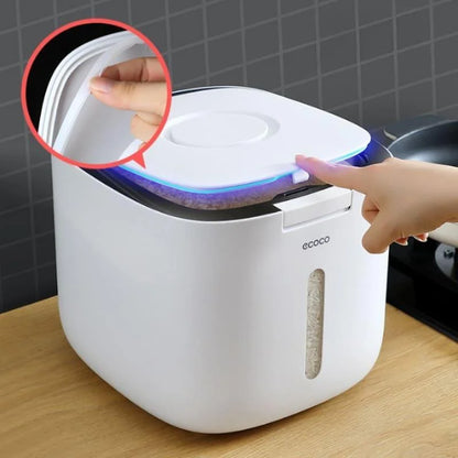 Automatic-lid dry food storage container – view 3