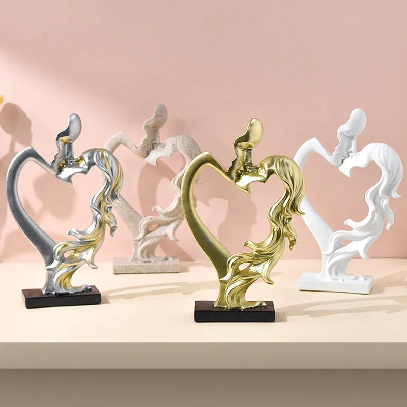 Kissing couple sculptures with heart-shaped centres in silver-coloured, beige, gold-coloured and white finishes