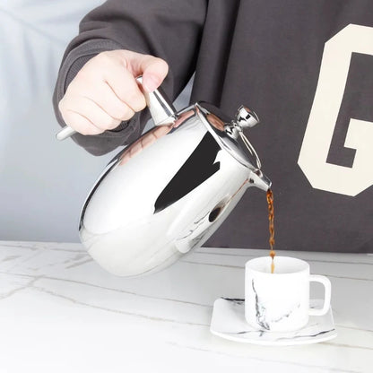 Marseille Black French Press Cafetière – 350 ml to 1 L – in use