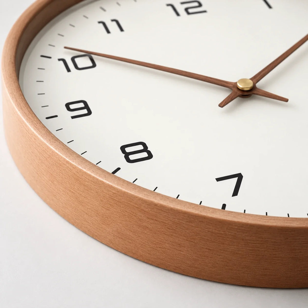 Lorenzzo Wood 25cm modern wall clock, close-up of the dial and frame