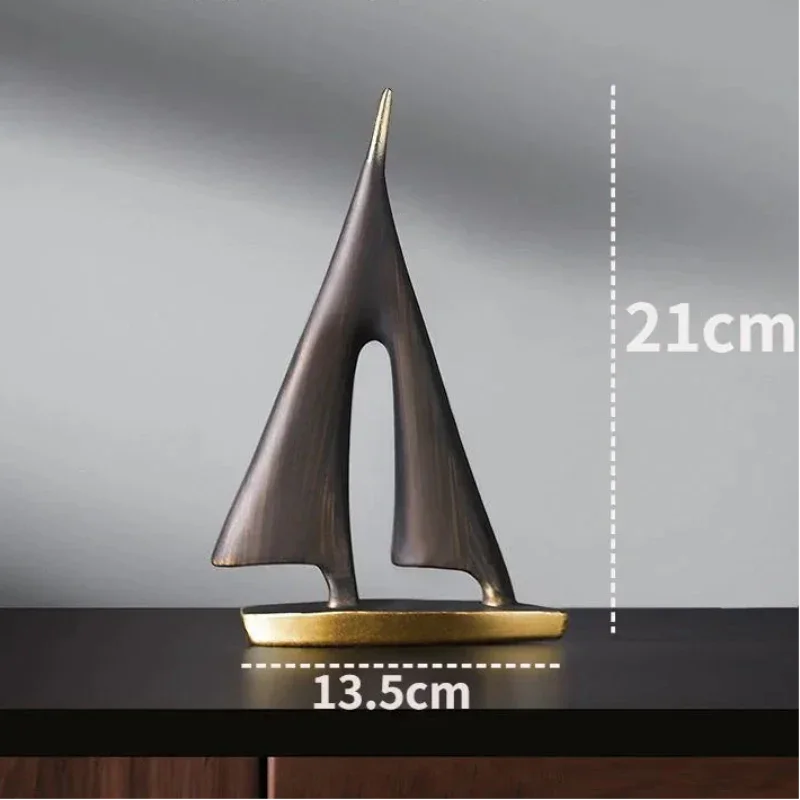 Small black sailboat sculpture with a diagram showing its 21 cm height and 13.5 cm base width